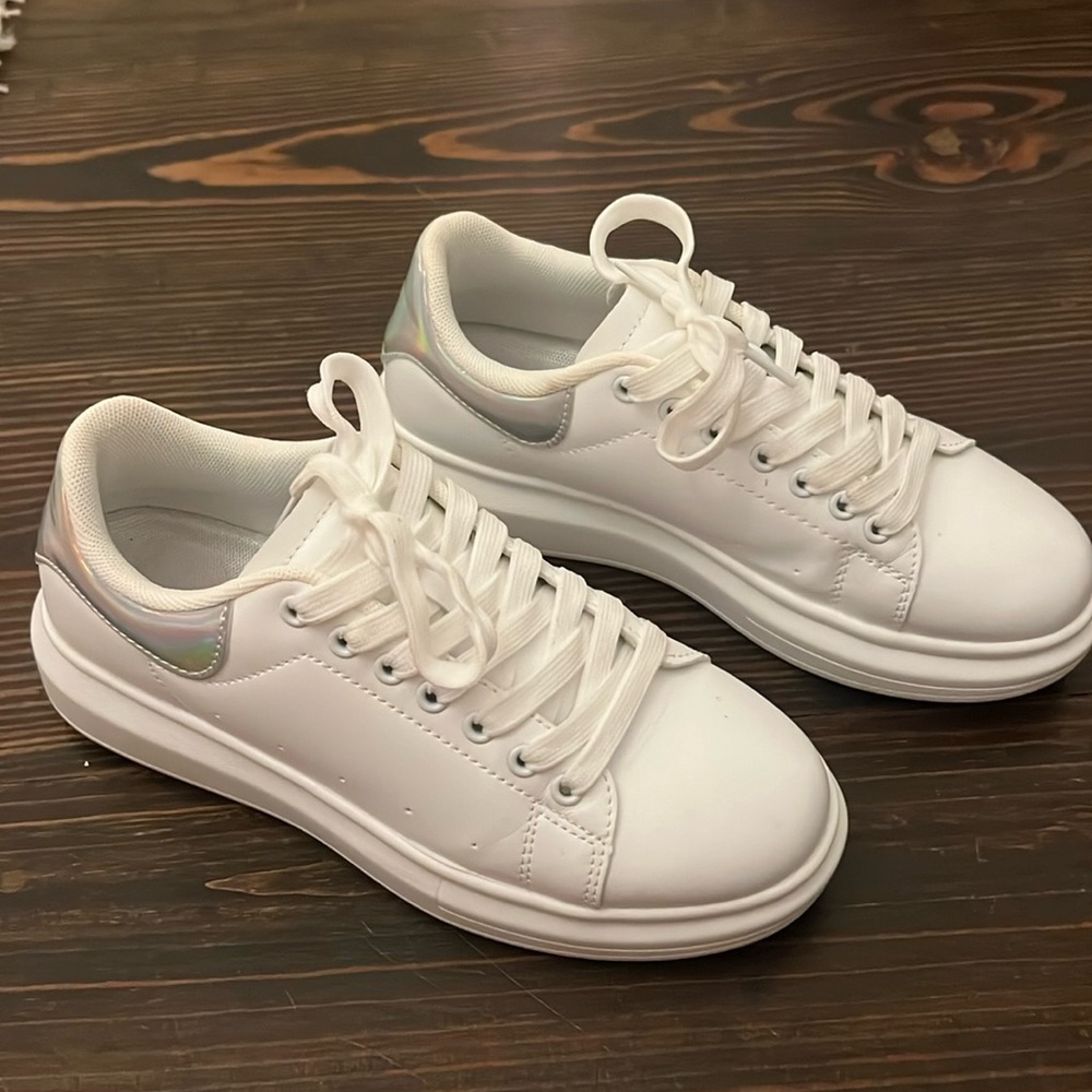 BEENESS SNEAKERS! SIZE 7